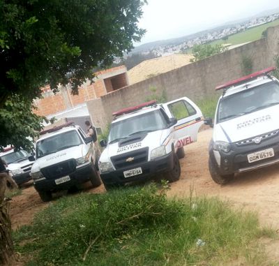 Policiais com grande aparato prendem duas pessoas suspeitas de tentarem matar PM em Divinópolis